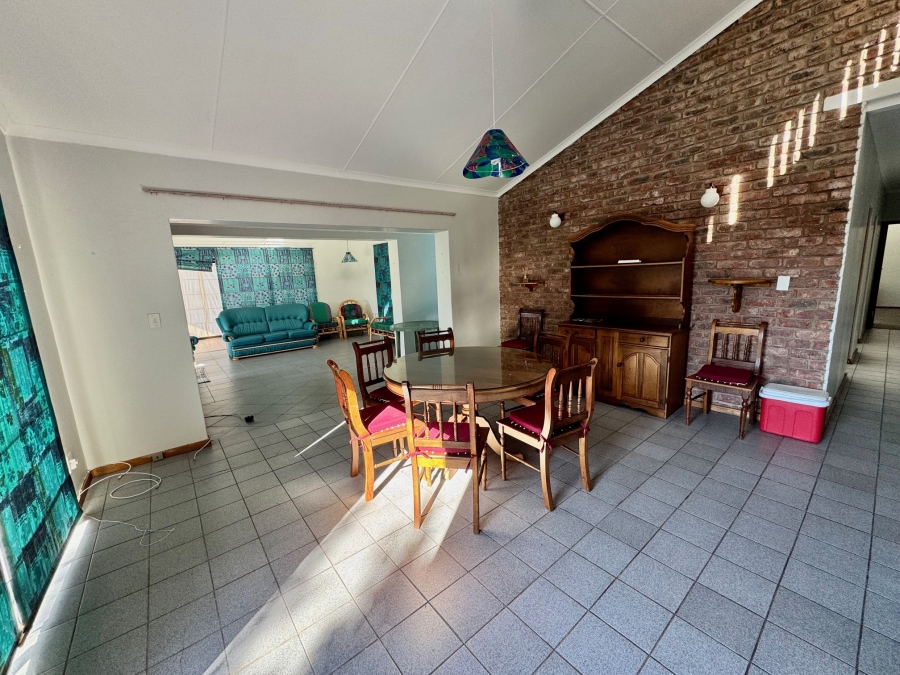 To Let 5 Bedroom Property for Rent in Stilbaai Wes Western Cape
